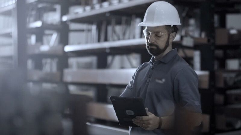 A man using LENOX 360 Advantage